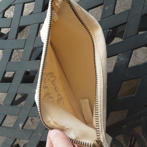 Canvas makeup bag 'Ain't no hood like Motherhood' saying on front - Picture 3 of 4